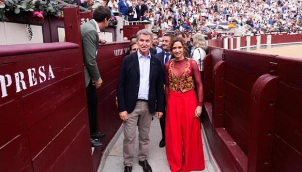 La presidenta de la Comunidad de Madrid, Isabel Díaz Ayuso, y el líder del Partido Popular, Alberto Núñez-Feijóo (i), durante la Corrida de la Hispanidad, con Morante de la Puebla, Héctor Gutiérrez y Aarón Palacio
