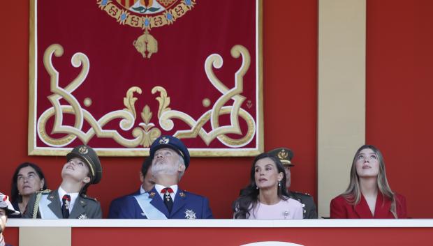 La Familia Real durante el desfile militar del 12 de octubre