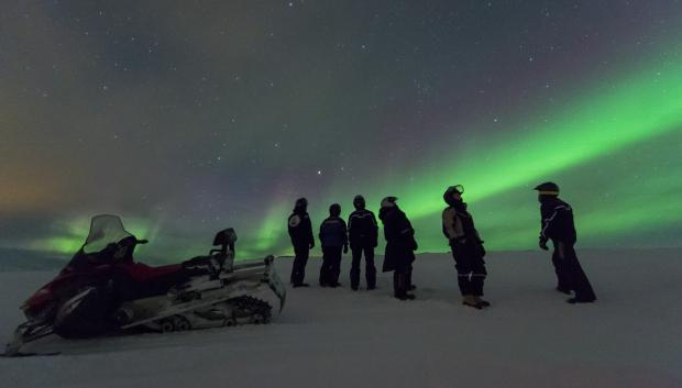 Pasajeros de un crucero contemplan auroras durante una excursión