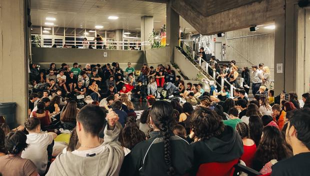 Acampada en el interior de la Facultad de Ciencias de la Información
