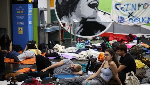 Acampada en el interior de la Facultad de Ciencias de la Información