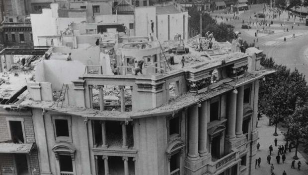 Derribo de edificios de la plaza Catalunya en 1935.