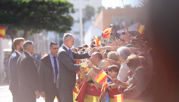 El Rey Felipe VI saluda a vecinos melillenses en la Plaza de España