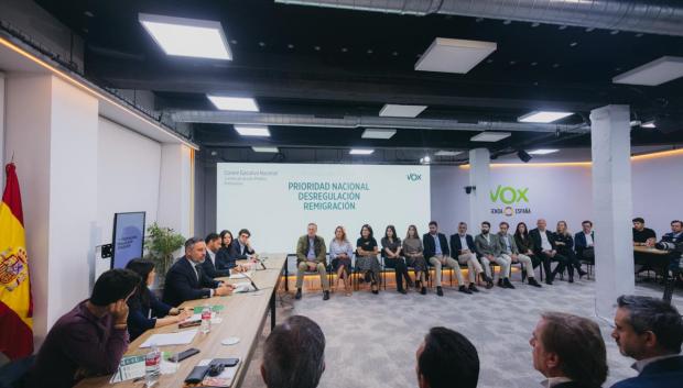 Santiago Abascal con la dirección y los portavoces de Vox en Bambú