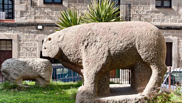 Verracos de piedra en Castillo de Bayuela