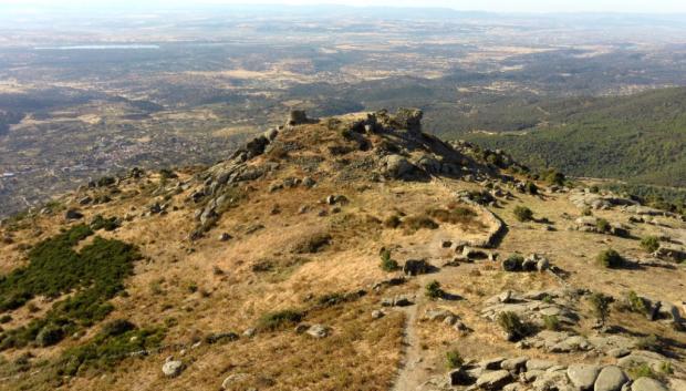 Pico de San Vicente y ruinas del viejo castillejo medieval