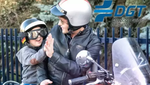 La DGT prohíbe genéricamente los niños en las motos