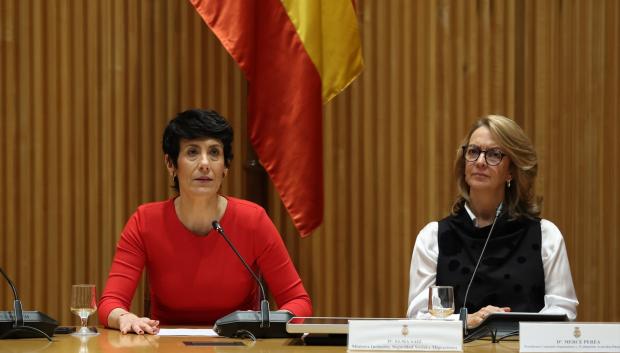 La ministra de Inclusión y Seguridad Social, Elma Saiz, y la diputada del PSOE, Mercè Perea