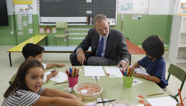 El Rey en una clase del colegio Pintor Eduardo Morillas, en Melilla