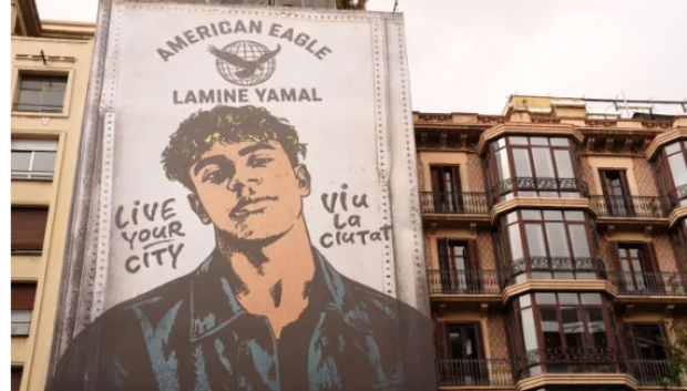 El mural de 21 metros con la colección de Lamine