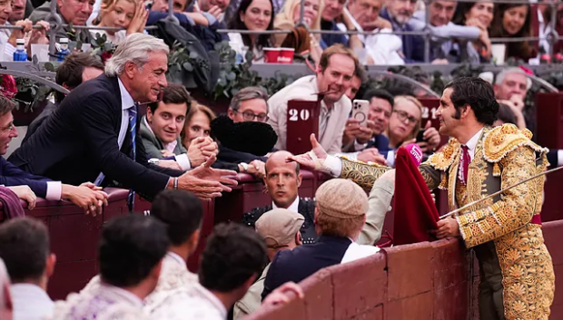 Morante de la Puebla le brinda el toro a Carlos Sainz