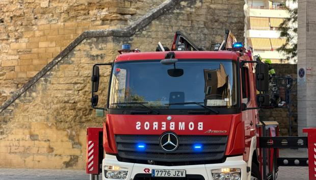 Camión de bomberos en la Torre de la Malmuerta