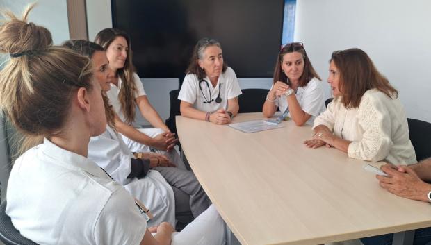 Momento del encuentro de la consellera Manuela García con los responsables de la Unidad de Cuidados Paliativos de Can Misses.
