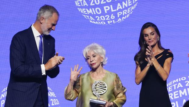 Isabel Allende tras recibir el Premio Planeta de manos de los Reyes