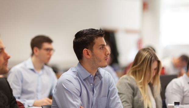 Alumno cursando un programa de especialización jurídica en IEB