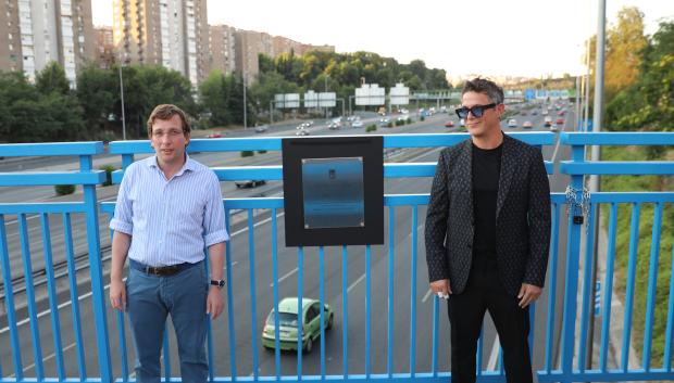 Alejandro Sanz, junto a Almeida el día de la inauguración del puente del Corazón Partío