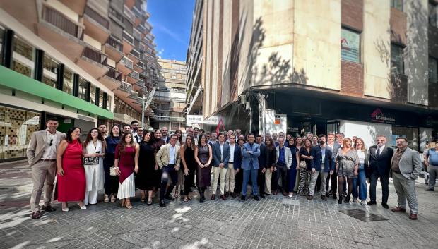 Travajadores y equipo directivo ante la nueva sede