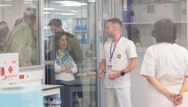 La ministra de Defensa, con personal del centro