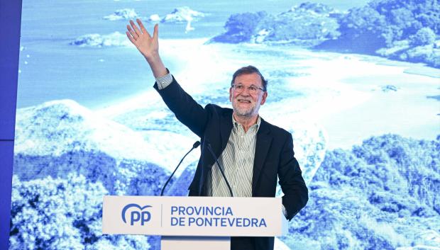 El expresidente del gobierno Mariano Rajoy, durante un acto de homenaje a 2.600 exconcejales del PP, en el pabellón municipal de Nantes, a 17 de octubre de 2026, en Sanxenxo, Pontevedra, Galicia (España). El acto ha sido concebido como un reconocimiento a los representantes locales del partido a lo largo de los últimos 47 años.

Elena Fernández / Europa Press
17/10/2026