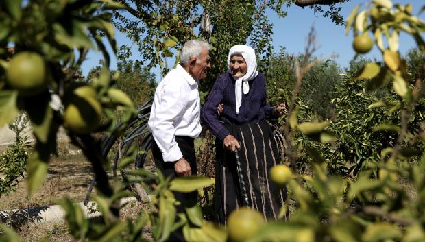 junto a su hijo de 80 años