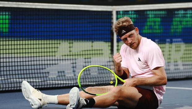 Alejandro Davidovich celebra desde el suelo un punto en la final ante Rafa Jódar