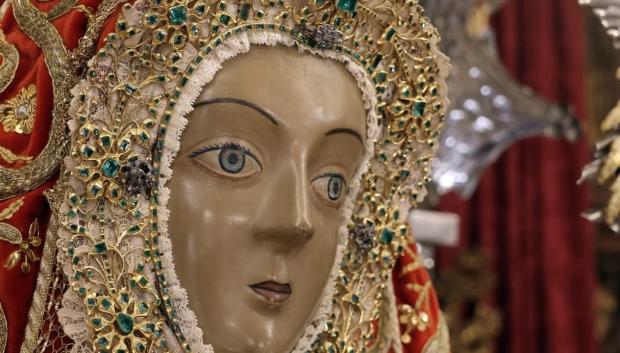 La Virgen con su manto rojo