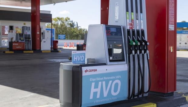 Moeve comercializa solo gasóleo HVO, Repsol tiene también gasolina