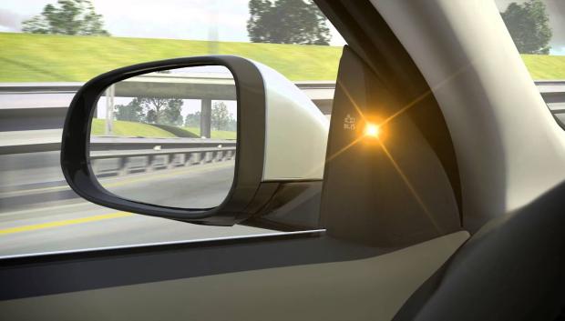 Unos coches llevan la luz en el espejo y otros en la moldura de plástico