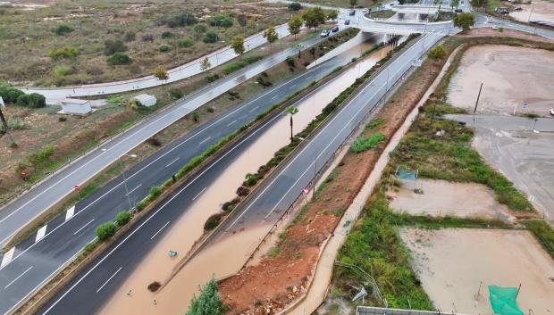 Carretera del aeropuerto de Ibiza inundada por las lluvias de la dana Adam

REMITIDA / HANDOUT por POLICÍA LOCAL DE SANT JOSEP
Fotografía remitida a medios de comunicación exclusivamente para ilustrar la noticia a la que hace referencia la imagen, y citando la procedencia de la imagen en la firma
18/10/2026