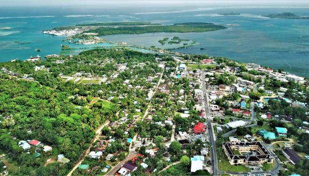 Vista aérea de la ciudad de Kolonia en Pohnpei (Micronesia)