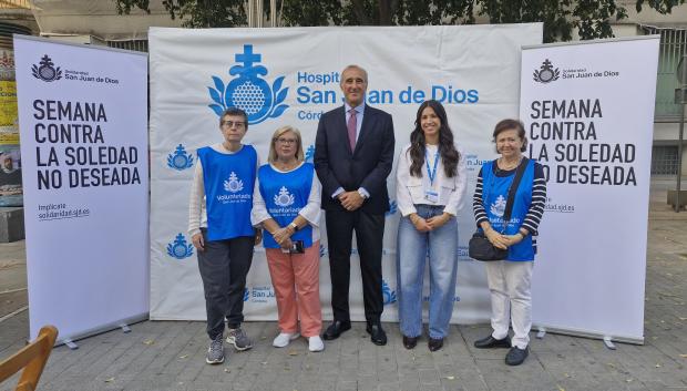 El director gerente junto a la responsable de Solidaridad y las voluntarias que participan en la acción 'Plazas contra la Soledad'