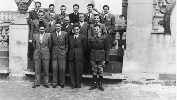 Rafael Calvo Serer  (tercero por la izquierda de la fila inferior) en la I Semana de estudios - Residencia Jenner (6 de marzo de 1940).