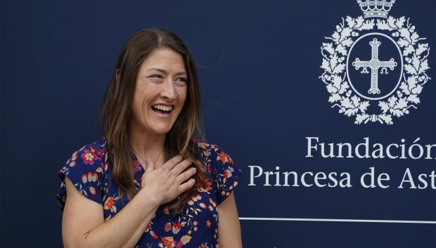La astronauta estadounidense Christina Koch, una de las tripulantes de la misión Artemis II de la NASA que en abril hizo historia al orbitar la Luna, a su llegada este lunes a Oviedo