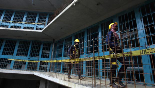 Obreros construyen la cárcel Metropolitana de Medellín