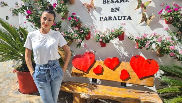 La alcaldesa posando frente a una de sus iniciativas para atraer turismo