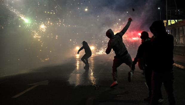 Manifestantes lanzan piedras y petardos contra la policía en Tirana, Albania