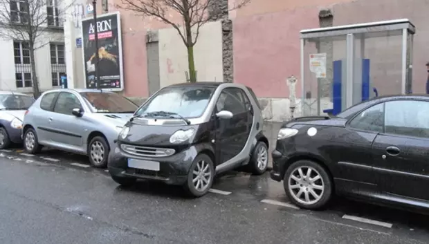 El Smart permite aparcar en este sentido
