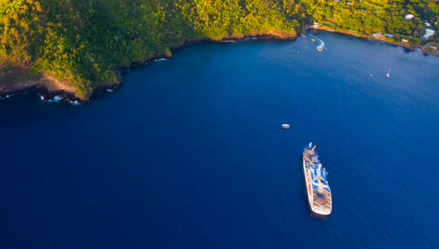 Vista aérea del 'Aranui 5' en una bahía de la Polinesia