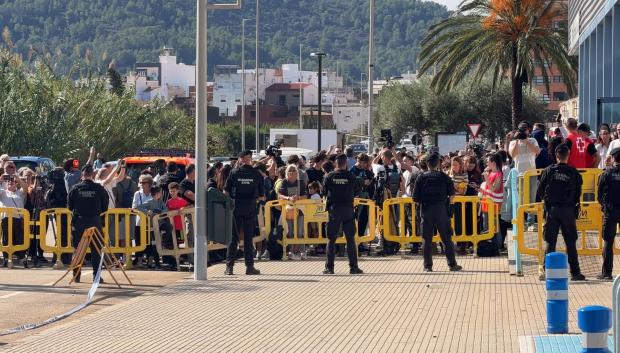 Imagen de un grupo de personas protestando contra Pedro Sánchez durante su visita por la dana Adam a la localidad valenciana de Oliva.