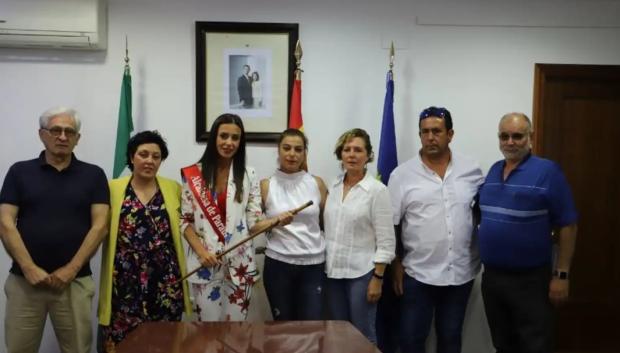 La acaldesa posa con su equipo de gobierno tras ganas las elecciones. Dos de sus concejales también dejan el PSOE