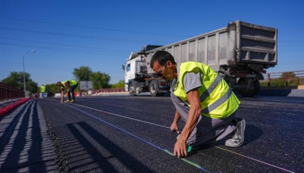 Un operario trabajando en una carretera de Madrid