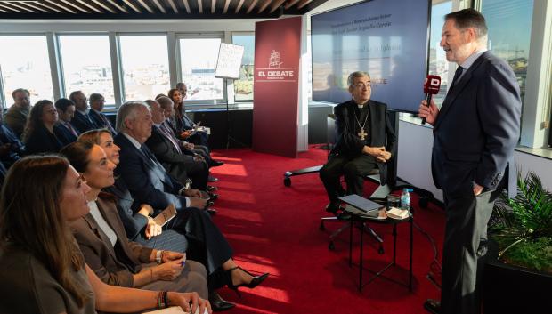 Bieito Rubido, director de 'El Debate', presenta a monseñor Argüello a los miembros de Bidafarma
