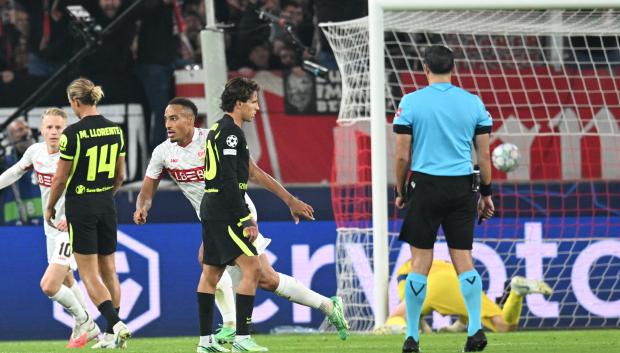 Leweling celebra el primer gol del Stuttgart - Atlético de Madrid