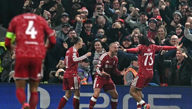Los jugadores del Liverpool celebran el tercer gol