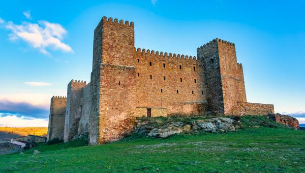 El castillo medieval de piedra reformado en la cima de la montaña en Sigüenza