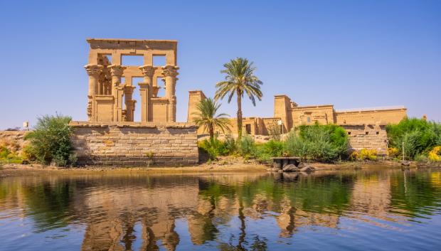 Templo de Philae y los edificios grecorromanos vistos desde el río Nilo