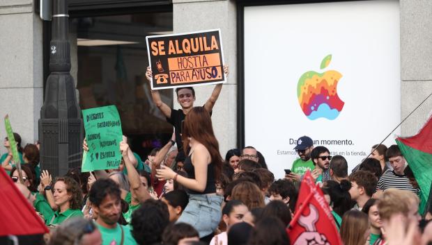 Concentración por la educación pública en Madrid en la Puerta del Sol, con la tienda de Apple al fondo