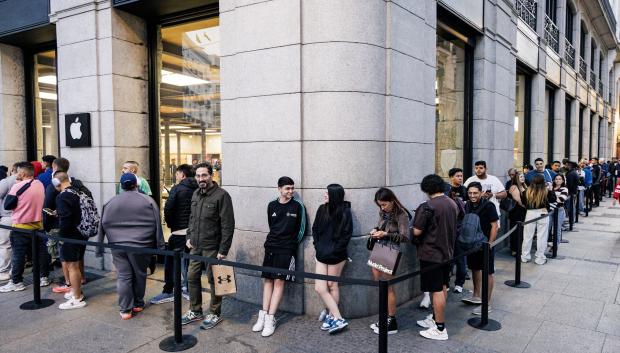 Decenas de personas hiciero cola para entrar a la tienda de Apple de la Puerta del Sol el pasado 19 de septiembre