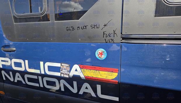 Furgoneta policial vandalizada por los radicales en La Coruña