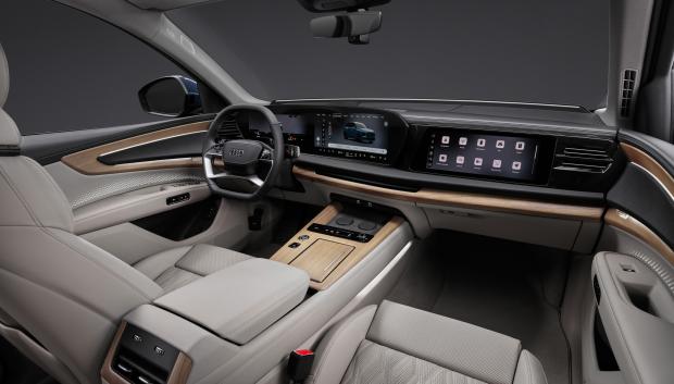 Interior con triple pantalla, muy tecnológico